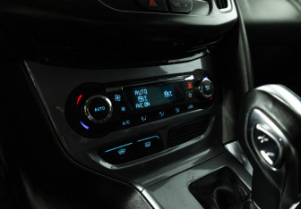 Подержанный автомобиль Ford Focus Hatchback 2013 года (15 фото)