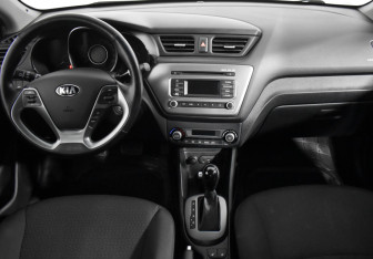 Подержанный автомобиль Kia Rio Sedan 2016 года (13 фото)
