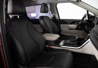 Подержанный автомобиль Kia Carnival 2023 года (11 фото)