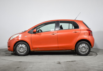 Подержанный автомобиль Toyota Yaris Hatchback 2006 года (8 фото)