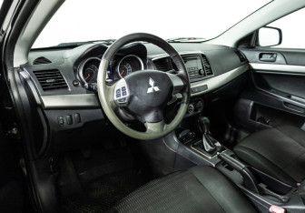Подержанный автомобиль Mitsubishi Lancer Sedan 2012 года (11 фото)
