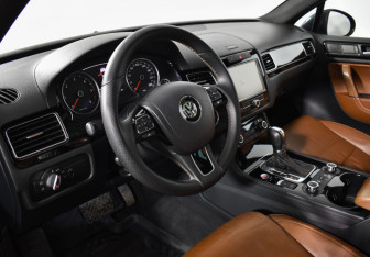 Подержанный автомобиль Volkswagen Touareg 2014 года (9 фото)