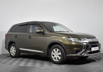 Подержанный автомобиль Mitsubishi Outlander 2019 года (3 фото)