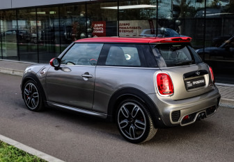 Подержанный автомобиль MINI Hatch 2016 года (7 фото)