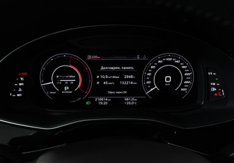 Подержанный автомобиль Audi Q8 2019 года (12 фото)