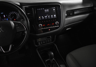 Подержанный автомобиль Mitsubishi Outlander 2022 года (22 фото)