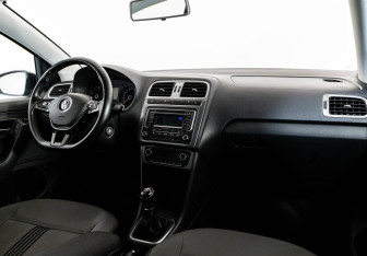 Подержанный автомобиль Volkswagen Polo Sedan 2016 года (9 фото)