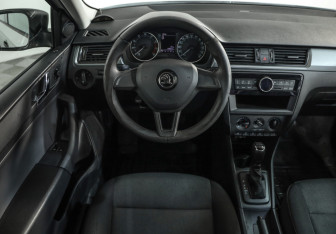 Подержанный автомобиль Skoda Rapid Liftback 2017 года (10 фото)