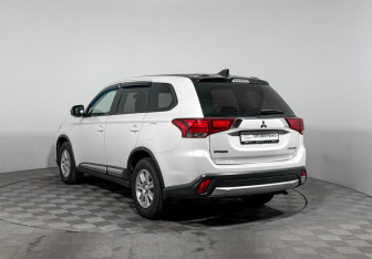 Подержанный автомобиль Mitsubishi Outlander 2018 года (7 фото)