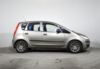 Подержанный автомобиль Mitsubishi Colt Hatchback 2007 года (4 фото)