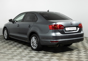 Подержанный автомобиль Volkswagen Jetta Sedan 2012 года (7 фото)