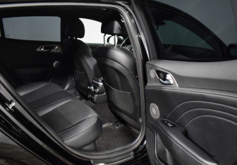 Подержанный автомобиль Kia Stinger 2023 года (12 фото)