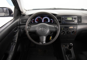 Подержанный автомобиль Toyota Corolla Sedan 2006 года (10 фото)
