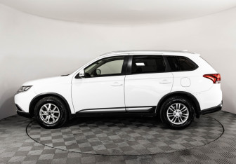 Подержанный автомобиль Mitsubishi Outlander 2018 года (8 фото)