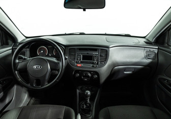 Подержанный автомобиль Kia Rio Sedan 2010 года (13 фото)