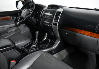 Подержанный автомобиль Toyota Land Cruiser Prado 2007 года (13 фото)