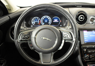 Подержанный автомобиль Jaguar XJ 2016 года (48 фото)