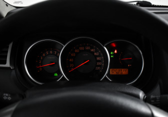 Подержанный автомобиль Nissan Tiida Hatchback 2010 года (18 фото)