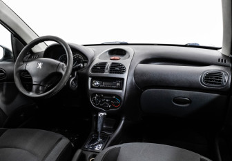 Подержанный автомобиль Peugeot 206 Hatchback 2008 года (9 фото)