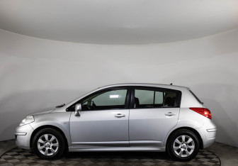 Подержанный автомобиль Nissan Tiida Hatchback 2010 года (8 фото)