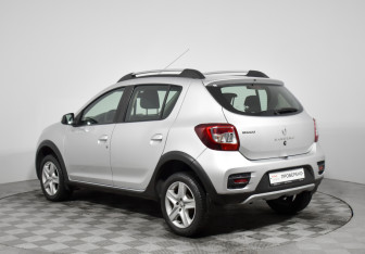 Подержанный автомобиль Renault Sandero 2016 года (7 фото)