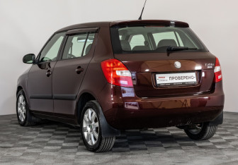 Подержанный автомобиль Skoda Fabia Hatchback 2009 года (7 фото)