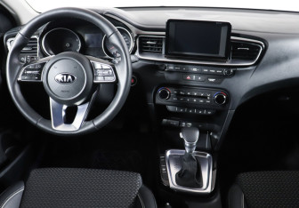 Подержанный автомобиль Kia Ceed Hatchback 2019 года (32 фото)