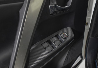 Подержанный автомобиль Toyota RAV4 2015 года (10 фото)