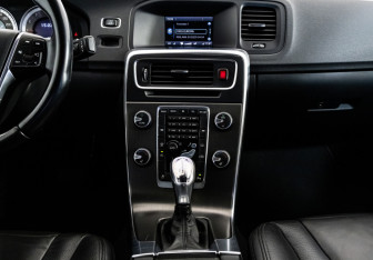 Подержанный автомобиль Volvo S60 2013 года (14 фото)