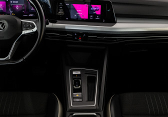 Подержанный автомобиль Volkswagen Golf Hatchback 2020 года (15 фото)
