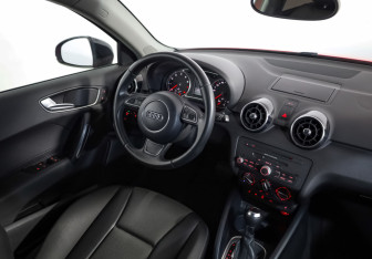 Подержанный автомобиль Audi A1 2013 года (8 фото)