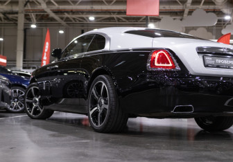 Подержанный автомобиль Rolls-Royce Wraith 2016 года (32 фото)