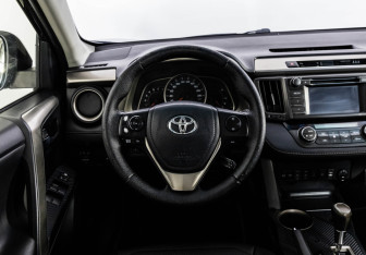 Подержанный автомобиль Toyota RAV4 2014 года (11 фото)
