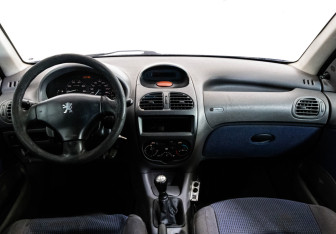 Подержанный автомобиль Peugeot 206 Hatchback 2003 года (10 фото)
