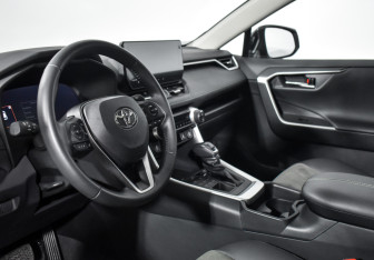 Подержанный автомобиль Toyota RAV4 2024 года (9 фото)