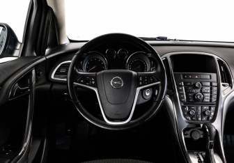 Подержанный автомобиль Opel Astra Sedan 2012 года (12 фото)