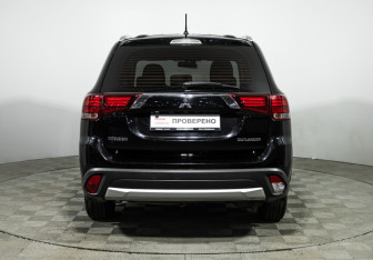 Подержанный автомобиль Mitsubishi Outlander 2015 года (6 фото)