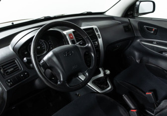 Подержанный автомобиль Hyundai Tucson 2008 года (11 фото)