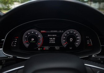 Подержанный автомобиль Audi Q8 2018 года (13 фото)