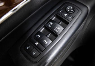 Подержанный автомобиль Jeep Grand Cherokee 2012 года (15 фото)