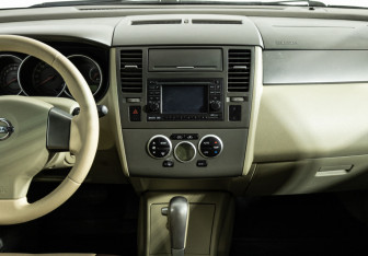 Подержанный автомобиль Nissan Tiida Hatchback 2011 года (14 фото)