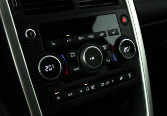 Подержанный автомобиль Land Rover Discovery Sport 2015 года (19 фото)