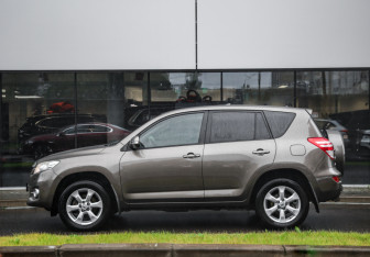 Подержанный автомобиль Toyota RAV4 2010 года (9 фото)
