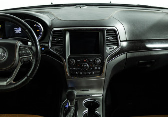 Подержанный автомобиль Jeep Grand Cherokee 2017 года (14 фото)