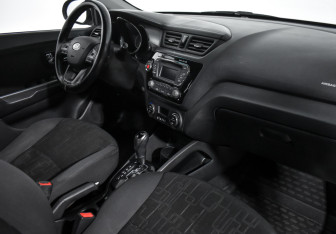 Подержанный автомобиль Kia Rio Sedan 2012 года (13 фото)