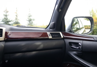 Подержанный автомобиль Lexus LX 2014 года (15 фото)