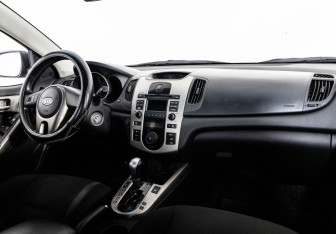 Подержанный автомобиль Kia Cerato Sedan 2009 года (9 фото)