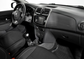 Подержанный автомобиль Renault Sandero 2015 года (12 фото)