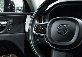 Подержанный автомобиль Volvo XC60 2019 года (24 фото)