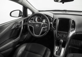 Подержанный автомобиль Opel Astra Hatchback 2012 года (9 фото)